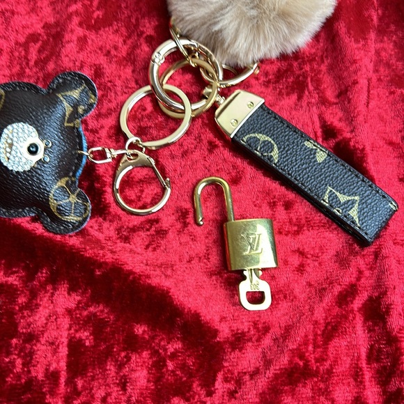 Louis Vuitton LV Lock And Key. Also included is a up cycle Keychain - Picture 7 of 8
